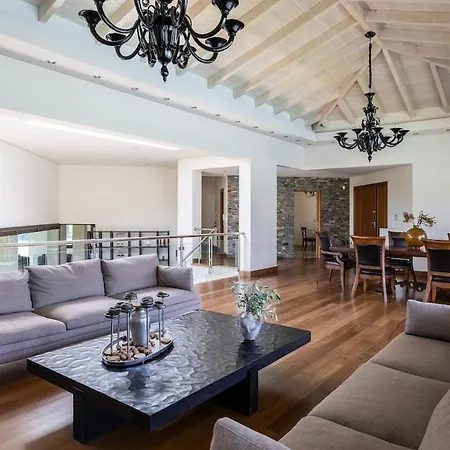 Aphrodite איוי תיאודורי