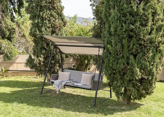 Aphrodite איוי תיאודורי