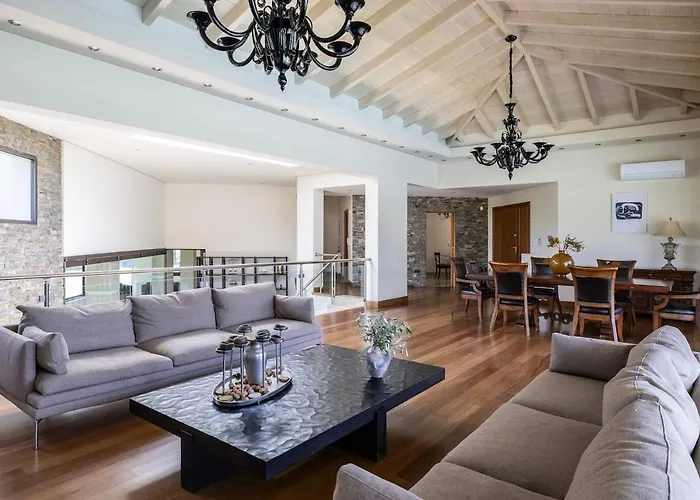 Aphrodite איוי תיאודורי