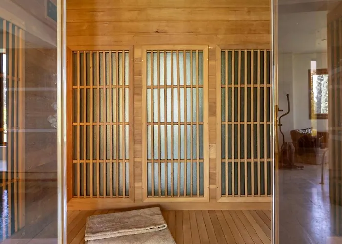 Aphrodite איוי תיאודורי