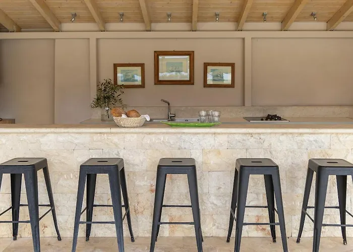 Aphrodite איוי תיאודורי